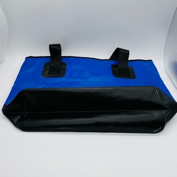 VITAMIN SEA BLUE AND BLACK WATERPROOF AND SAND PROOF ZIPPERED TOTE - Picture 7 of 16